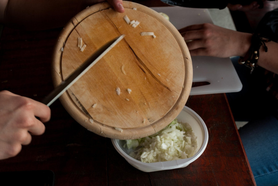 Vaša drvena daska za sečenje je puna ogrebotina? Uz ovaj jednostavan trik učinite da bude kao nova
