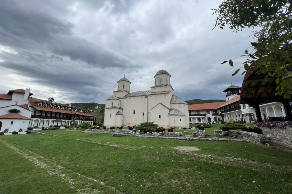 Srpska svetinja je bezbedna: Prave se zaštitni kameni zidovi pored reke Mileševke