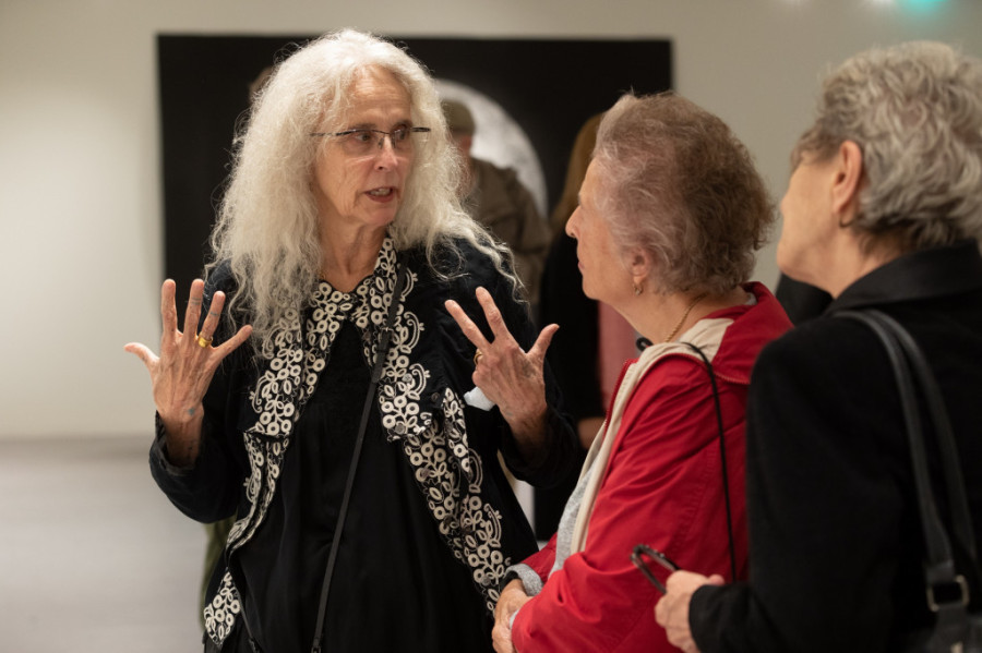 Njena beskrajna energija i smirenost su u potpunosti ispunili galerijski prostor: Otvorena izložba čuvene Kiki Smit u Beogradu (FOTO)