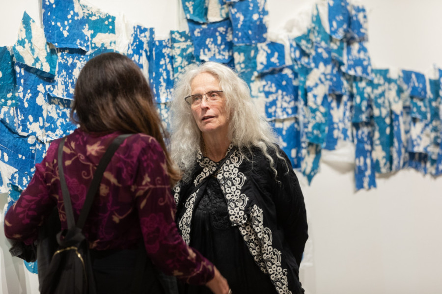 Njena beskrajna energija i smirenost su u potpunosti ispunili galerijski prostor: Otvorena izložba čuvene Kiki Smit u Beogradu (FOTO)