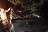 Stravične slike sa mesta nesreće kod Petrovca na Mlavi: Poginuo mladić, kamionet potpuno uništen!