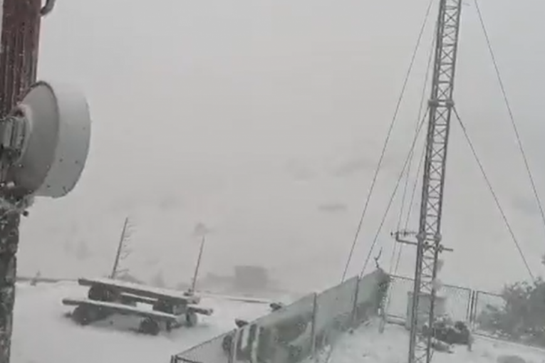 Zabelelo i u Hrvatskoj: Veje sneg na Velebitu! (FOTO/VIDEO)