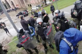 Karambol kod crkve Svetog Marka! Mladić probio ogradu da dođe do učesnika Evroprajda, policija ga savladala (VIDEO)