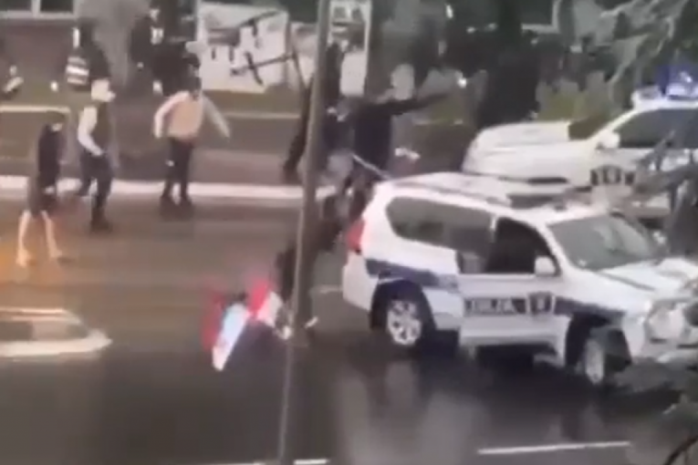 Huligani napravili haos na Autokomandi: 12 policajaca povređeno, jednom se bore za život! (VIDEO)