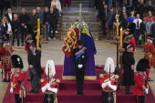 Hari opet nosi vojnu uniformu! Šema stajanja oko kovčega kraljice Elizabete otkrivaju šta porodica misli o princu
