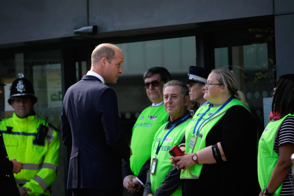 Kao sav normalan svet! Kralj Čarls i princ Vilijam izašli među ljude, pitali ih dve stvari (FOTO/VIDEO)
