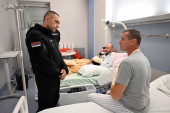 Vulin i Lončar posetili povređene pripadnike MUP: "Još jednom su srpski policajci pokazali da svojom požrtvovanošću zaslužuju svaku pohvalu"