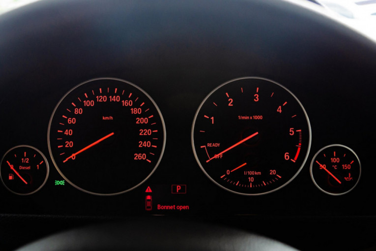 Zašto brzinomeri imaju veće maksimalne brzine od onih koje automobili mogu da postignu?