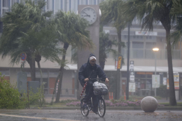 Tajfun strefio ostrvo Kjušu, očekuju se rekordne padavine i nikad veći talasi (FOTO/VIDEO)
