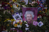 Britanci se još danas opraštaju od kraljice Elizabete: U 20 sati će biti održan minut ćutanja, u London stižu brojni svetski lideri (VIDEO)