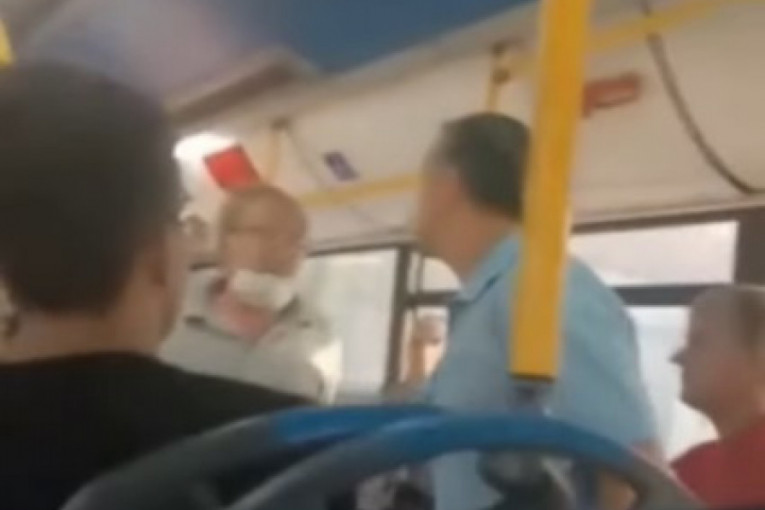 Haos u autobusu zbog psa! Besni čovek nasrnuo na vozača, jer ga je pustio u vozilo! Ostali putnici stali u zaštitu životinje (VIDEO)