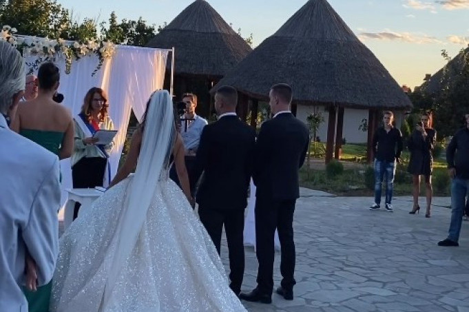 Bele ruže, stolice sa zlatnim detaljima: Ovde je Bojana Šijanu pet puta rekla „da"! Otkriveno i kako će se od sad prezivati (VIDEO)