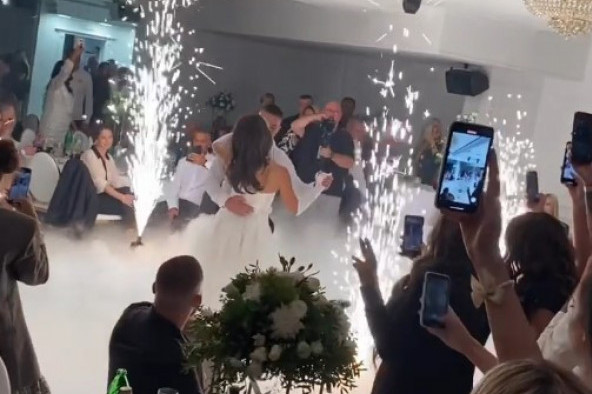 Prvi ples gospodina i gospođe Šijan: Novopečeni bračni par razmenjivao nežnosti uz grčki hit! (FOTO)
