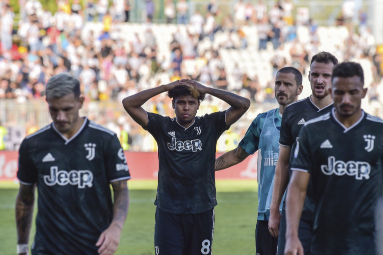 Duci i Kostić osetili bes navijača: Tifozi postrojli igrače Juventusa, morali su da se izvinjavaju zbog poraza (VIDEO)