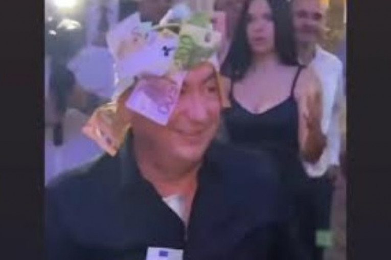 Đanija kitili parama na svadbi samo tako! Novčanice na glavi, u košulji ali i u cipelama! (VIDEO)