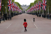 Oproštaj od kraljice Elizabete u slikama: Stotine hiljada ljudi na ulicama, 500 svetskih lidera odalo poštu ikoni Velike Britanije (FOTO)
