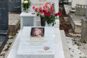 Jednogodišnji pomen Marini Tucaković: Crvene ruže ostavljene na grobu (FOTO/VIDEO)
