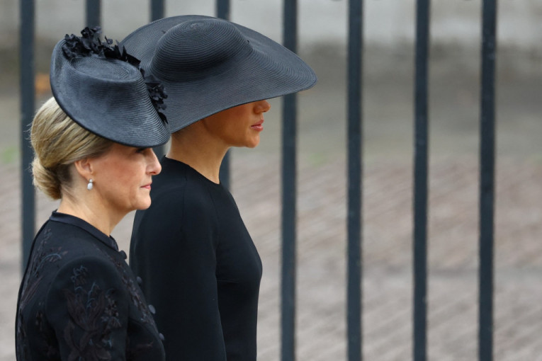 Zašto sve dame nose šešire i fascinatore tokom sahrane Elizabete II: I šta znači i kako se nosi veo žalosti