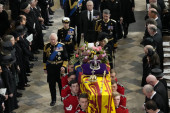 Otkriven sadržaj dirljive poruke kralja Čarlsa koja je stavljena na kovčeg Elizabete II: I venac od cveća ima posebno značenje (FOTO)