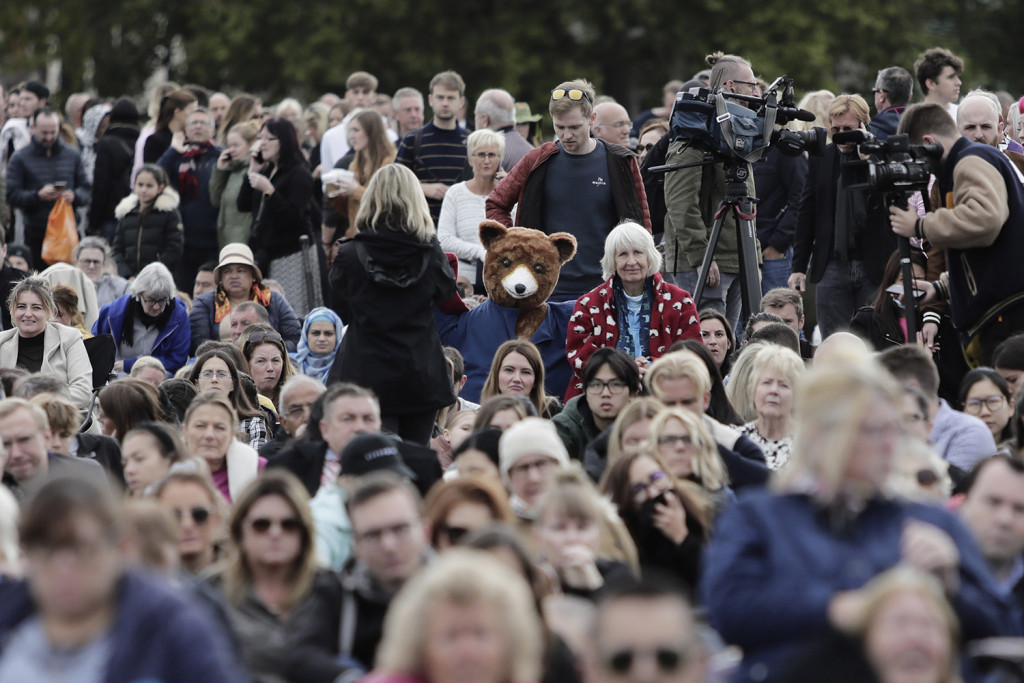 Oproštaj od kraljice Elizabete u slikama: Stotine hiljada ljudi na ulicama, 500 svetskih lidera odalo poštu ikoni Velike Britanije (FOTO)