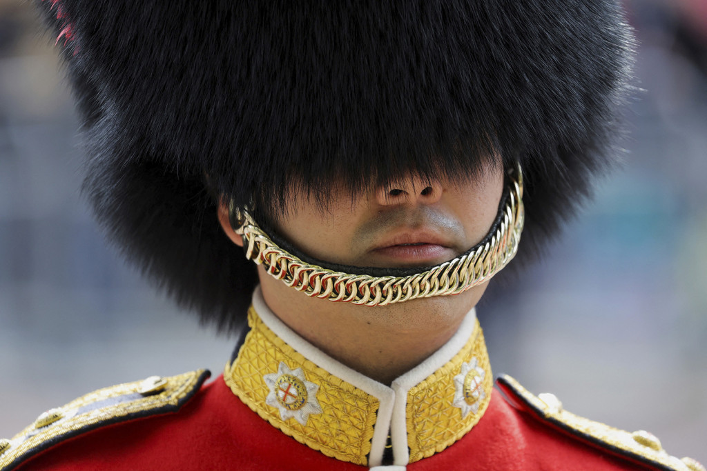 Oproštaj od kraljice Elizabete u slikama: Stotine hiljada ljudi na ulicama, 500 svetskih lidera odalo poštu ikoni Velike Britanije (FOTO)