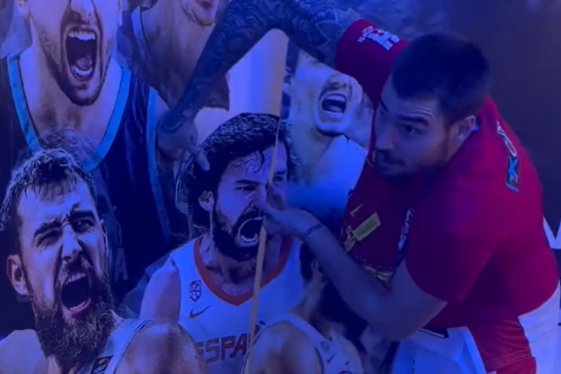 Španci priredili hit na Eurobasketu i to sa makazama u rukama! Saigrača od kartona poneli kući! (VIDEO)