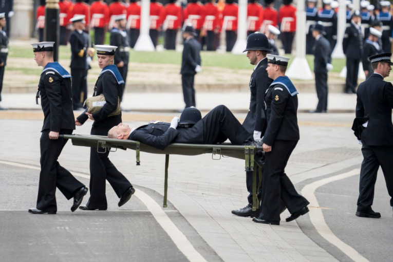 Policajac se onesvestio tokom sahrane kraljice Elizabete: Morali da ga odnesu na nosilima (FOTO)