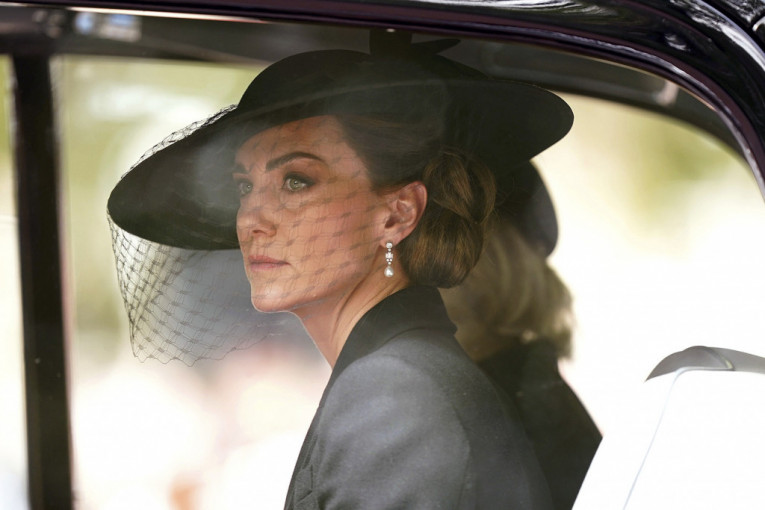 Princeza Kejt je na sahrani kraljice Elizabete uradila isto što i na ispraćaju princa Filipa: Jednim detaljem im odala počast (FOTO)