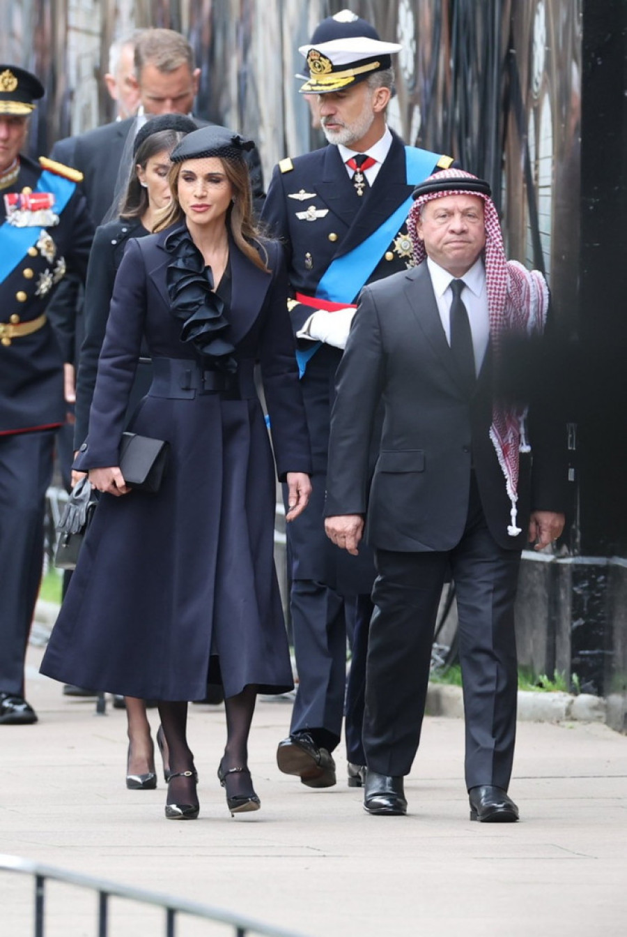 I plemkinje vole kardigan od kašmira: Kraljica Ranija pokazala orijentalni šik stvoren za ljubiteljke minimalizma