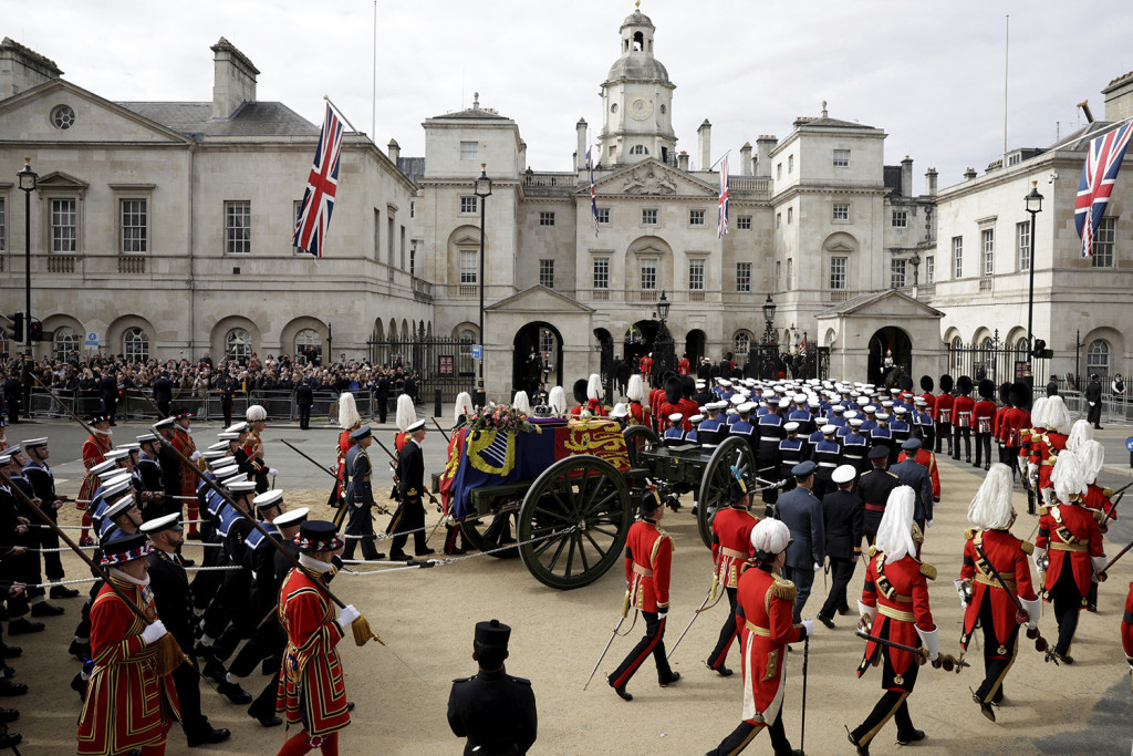 Oproštaj od kraljice Elizabete u slikama: Stotine hiljada ljudi na ulicama, 500 svetskih lidera odalo poštu ikoni Velike Britanije (FOTO)