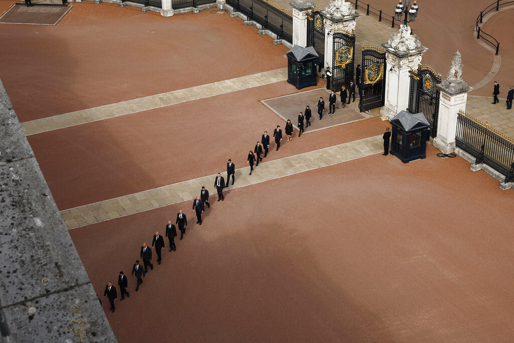 Oproštaj od kraljice Elizabete u slikama: Stotine hiljada ljudi na ulicama, 500 svetskih lidera odalo poštu ikoni Velike Britanije (FOTO)