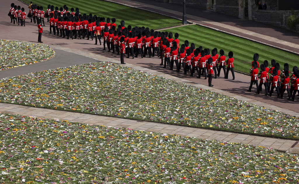 Oproštaj od kraljice Elizabete u slikama: Stotine hiljada ljudi na ulicama, 500 svetskih lidera odalo poštu ikoni Velike Britanije (FOTO)