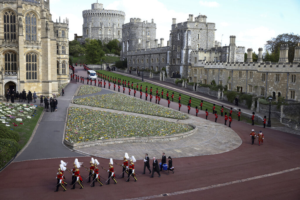 Oproštaj od kraljice Elizabete u slikama: Stotine hiljada ljudi na ulicama, 500 svetskih lidera odalo poštu ikoni Velike Britanije (FOTO)