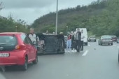 Lančani sudar kod Bubanj potoka: Automobil prevrnut na kolovozu, Hitna na terenu (VIDEO)