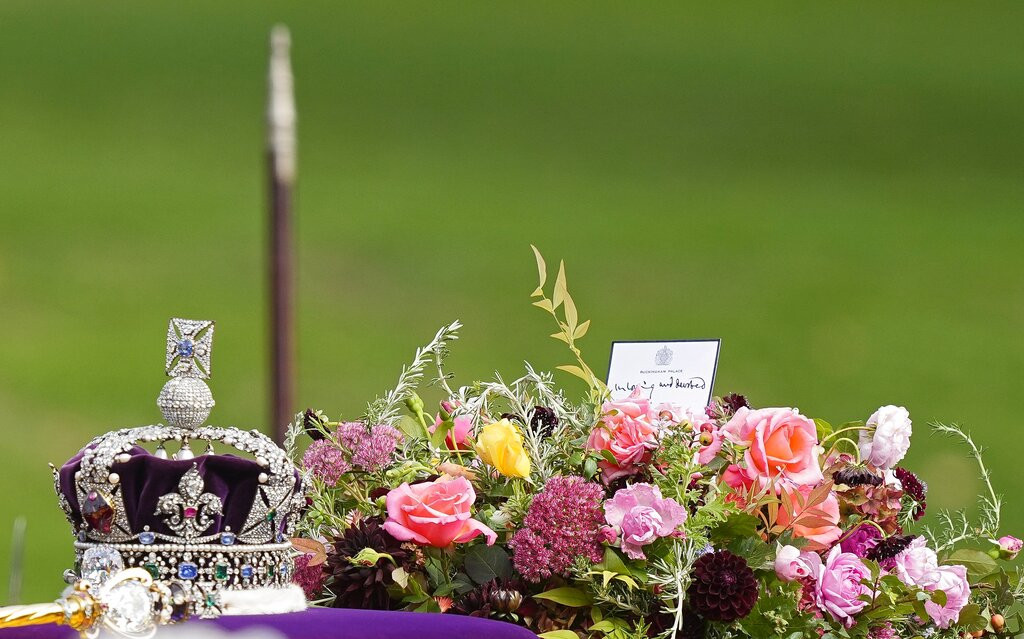 Oproštaj od kraljice Elizabete u slikama: Stotine hiljada ljudi na ulicama, 500 svetskih lidera odalo poštu ikoni Velike Britanije (FOTO)