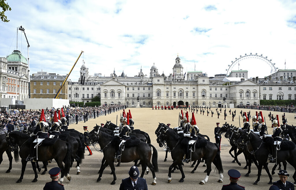 Oproštaj od kraljice Elizabete u slikama: Stotine hiljada ljudi na ulicama, 500 svetskih lidera odalo poštu ikoni Velike Britanije (FOTO)
