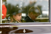 Princeza Šarlot učila brata šta da radi na sahrani kraljice Elizabete II: Budući kralj je pomno slušao mlađu sestru (VIDEO)