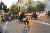 Iran ustao zbog devojke koju je policija ubila zbog hidžaba: Neredi na ulicama, ima mrtvih (VIDEO)