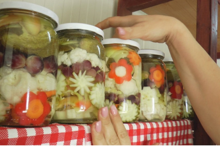 Ana iz Topole pravi najkreativniju zimnicu u Srbiji: U tegle zajedno stavlja i voće i povrće