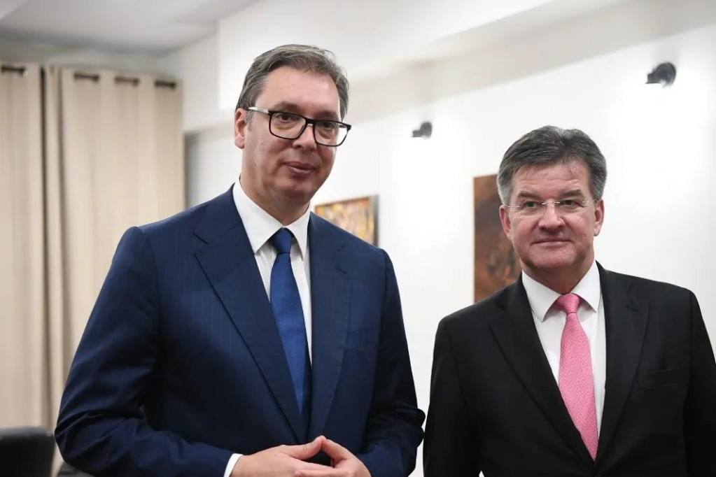 Vučić se sastao s Lajčakom na marginama Generalne Skupštine UN: Koristan razgovor i još jedna prilika... (FOTO)