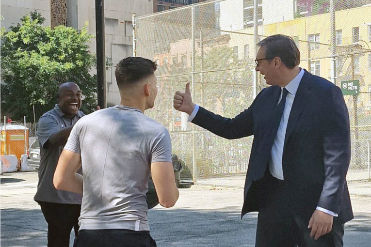 Vučić zaigrao košarku u Njujorku: U brzoj šetnji do UN naučio nove stvari - neverovatna je njihova ljubaznost, iako ih prekida stranac!