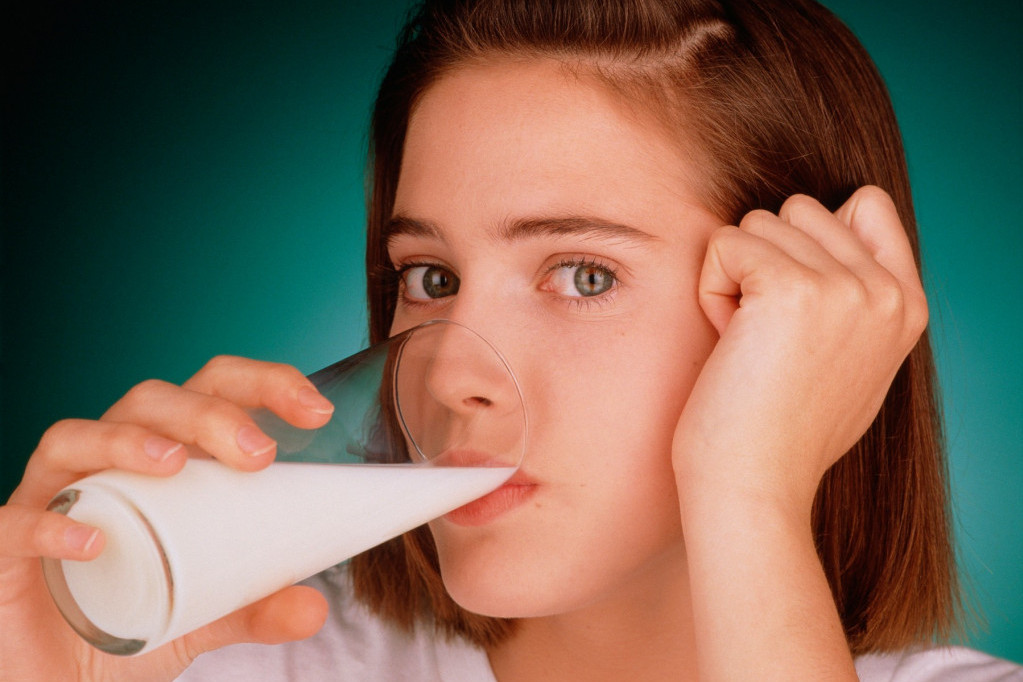 Vratite se navici iz detinjstva: Pet dobrih razloga zbog kojih bi svako veče pred spavanje trebalo da popijemo čašu toplog mleka