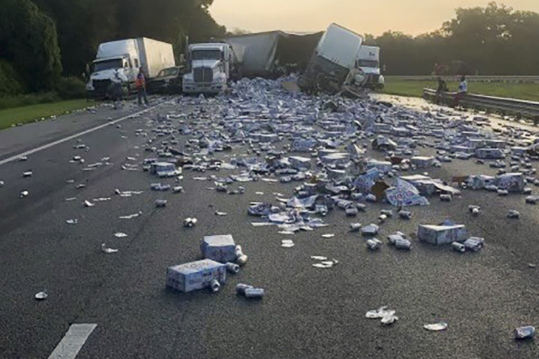 Žestok lančani sudar nekoliko kamiona: Limenke piva posle udesa zakrčile put (FOTO)