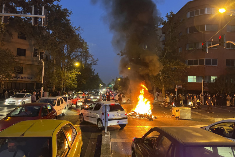 Demonstrant u Iranu osuđen na smrt zbog paljenja zgrade vlade