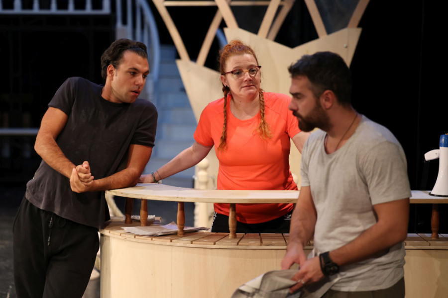 Rastavljanje srećnih parova, razaranje veridbi i brakova: Jedan drugačiji Pariz na sceni Madlenianuma (FOTO)