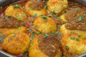 Recept dana: Krompir punjen mlevenim mesom – zaliven paradajz sosom, pa zapečen u rerni (VIDEO)