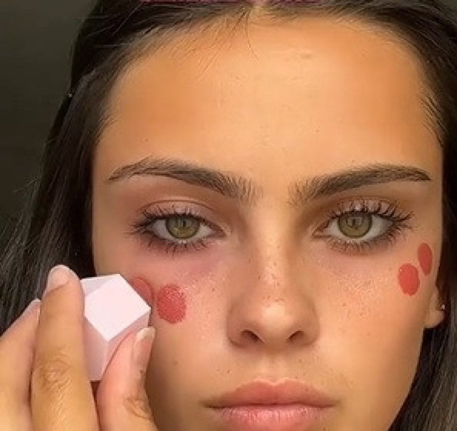 “Blush stacking” je tajna slavnih za savršeno rumenilo koje traje ceo dan