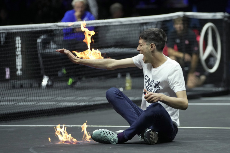 Skandal u Londonu! Mladić se zapalio na terenu pre Federerovog oproštajnog meča! (VIDEO)