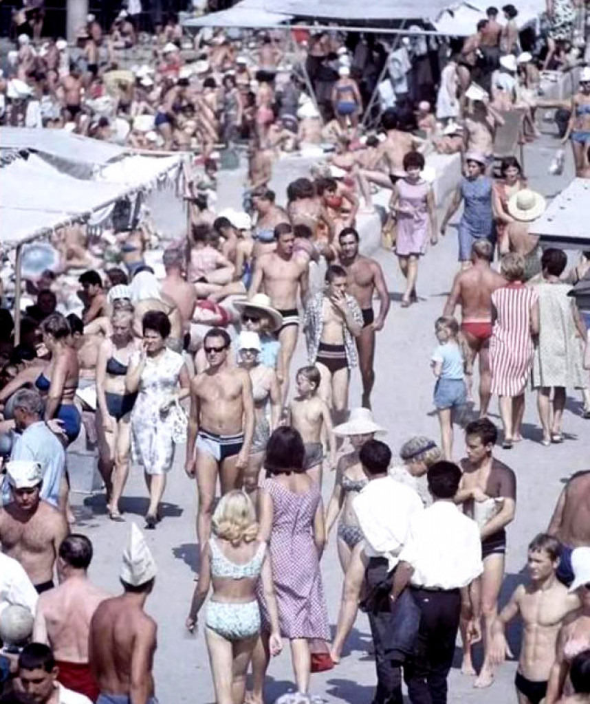 "Svi su bili manekeni, danas vepar do vepra": Od ove fotografije gore mreže! Stručnjak objasnio zašto su se ljudi udebljali tokom decenija?