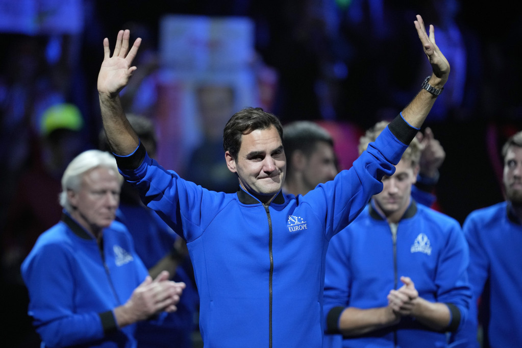 Dok se Novak sprema za odbranu titule, Federer peva! Švajcarac završio na bini čuvenog benda! (VIDEO)